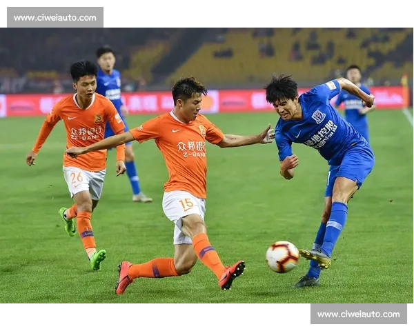 武汉卓尔迎战广州恒大中超焦点对决引爆球迷热情之夜赛场巅峰较量